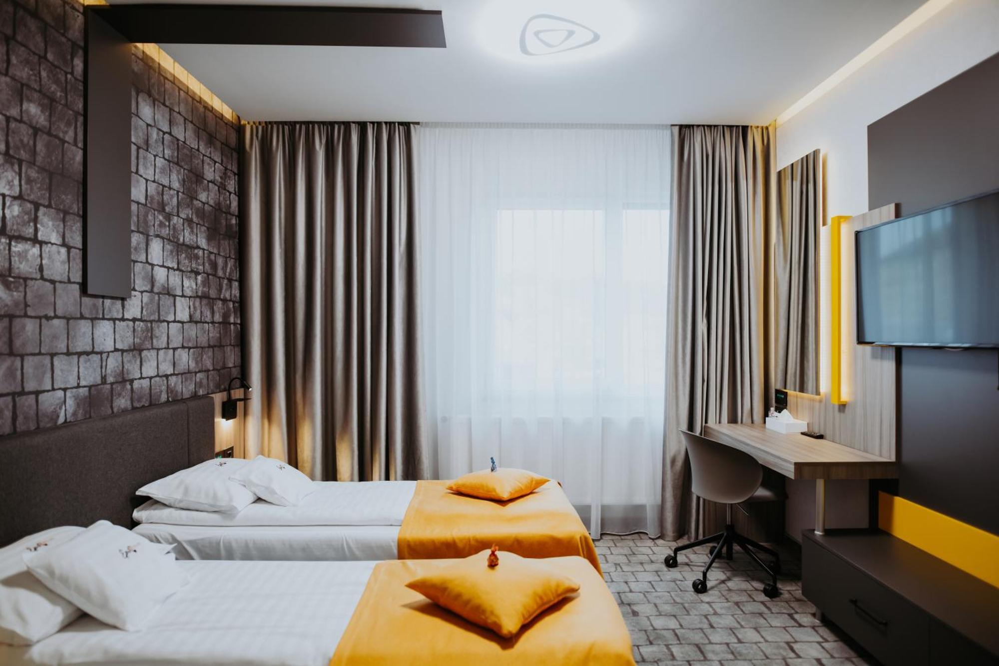 Hotel Epic Centrum Cisnadie Ngoại thất bức ảnh