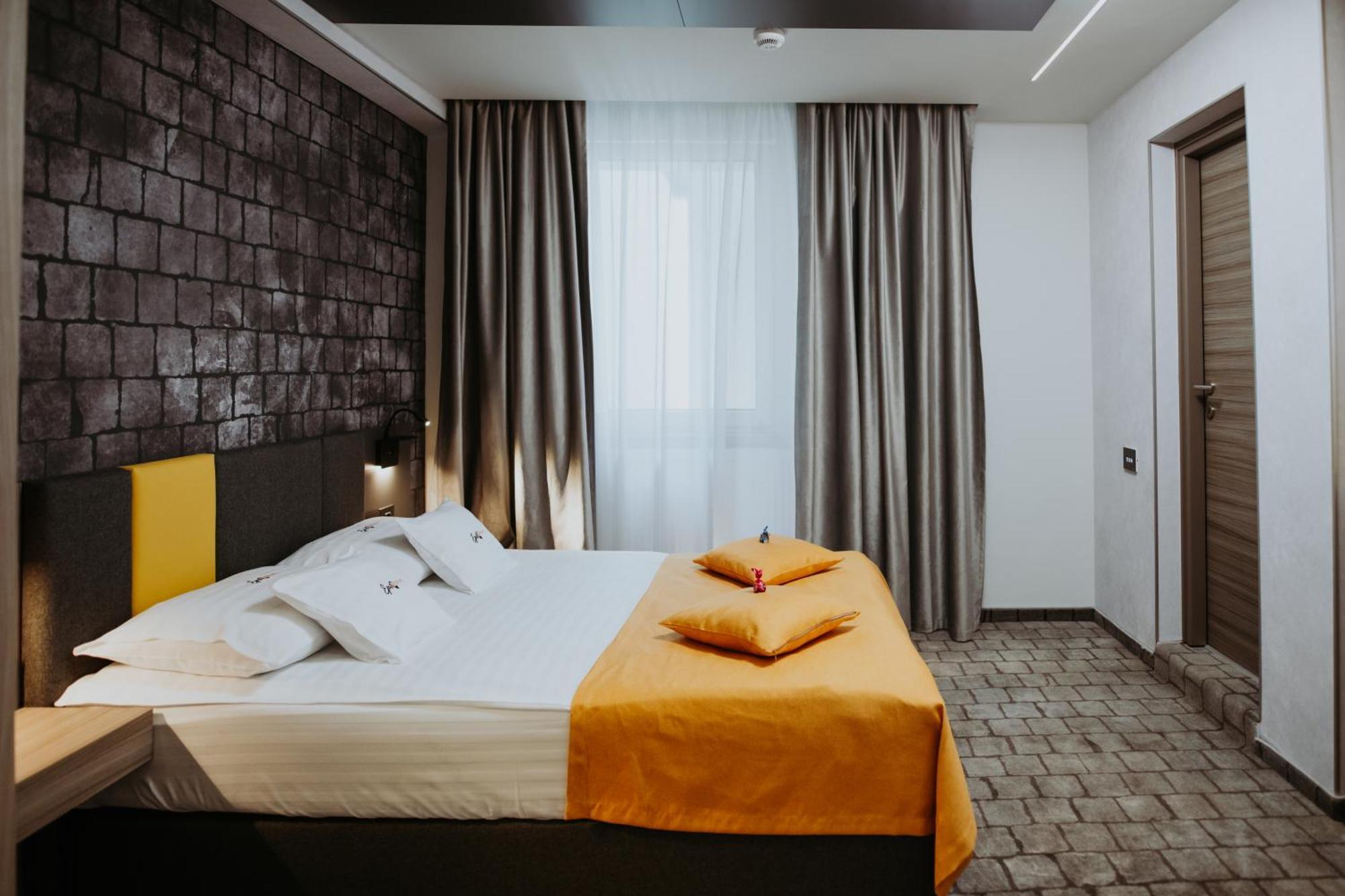 Hotel Epic Centrum Cisnadie Ngoại thất bức ảnh