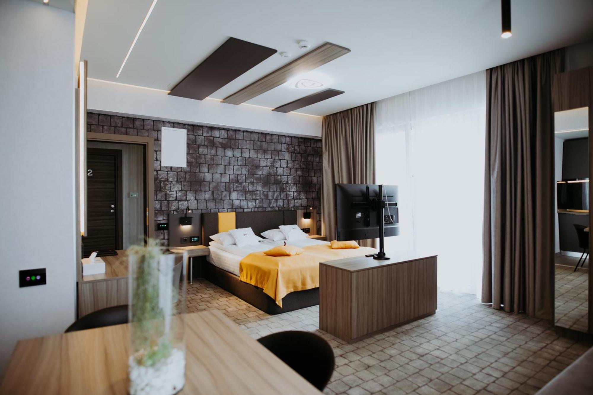 Hotel Epic Centrum Cisnadie Ngoại thất bức ảnh